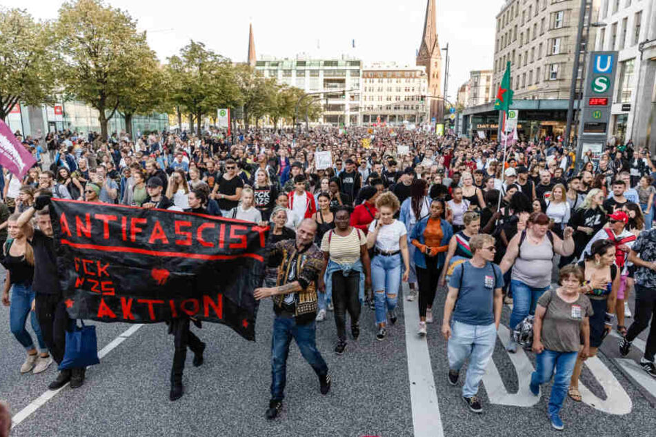Der Gegenprotest hatte am Ende deutlich mehr Teilnehmer als die eigentliche Anti-Merkel-Kundgebung.