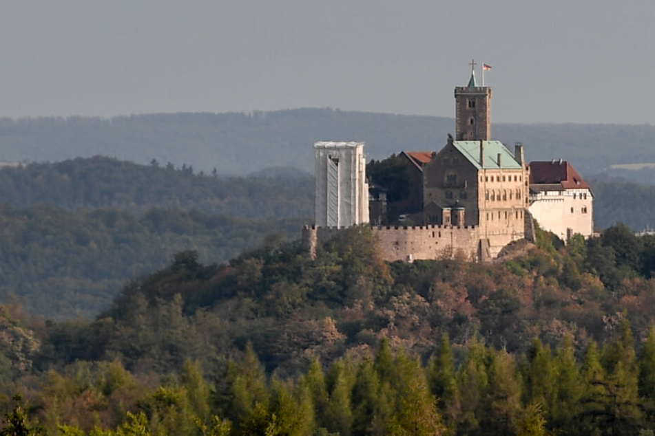 Die Wartburg ist das Wahrzeichen der Stadt.