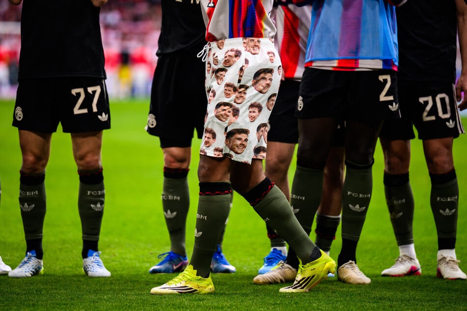 Auf der Hose war das Gesicht von Goretzka in vielen unterschiedlichen Größen zu sehen.