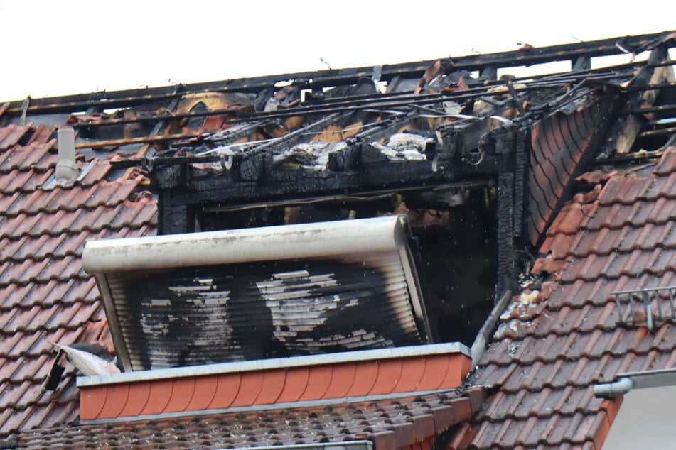 Aus einer näheren Perspektive wird deutlich, wie sehr das Feuer in der Dachgeschosswohnung gewütet haben musste.