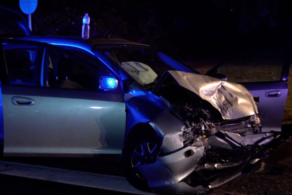 Die Autos krachten auf einer Kreuzung zusammen.