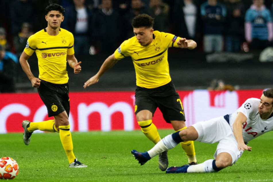 Zurück in seiner englischen Heimat: Dortmunds Jadon Sancho (M.) im Duell mit Tottenhams Harry Winks (r.). BVB-Mittelfeldspieler Mahmoud Dahoud beobachtet den Zweikampf.