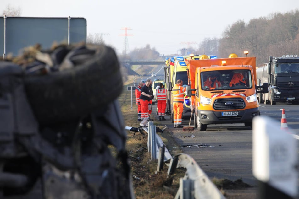 Rettungskräfte kümmerten sich vor Ort um die Verunfallten. Der Verkehr lief indes weiter.
