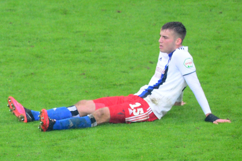Jordan Beyer sitzt nach Spielende auf dem Rasen. (Archivbild)