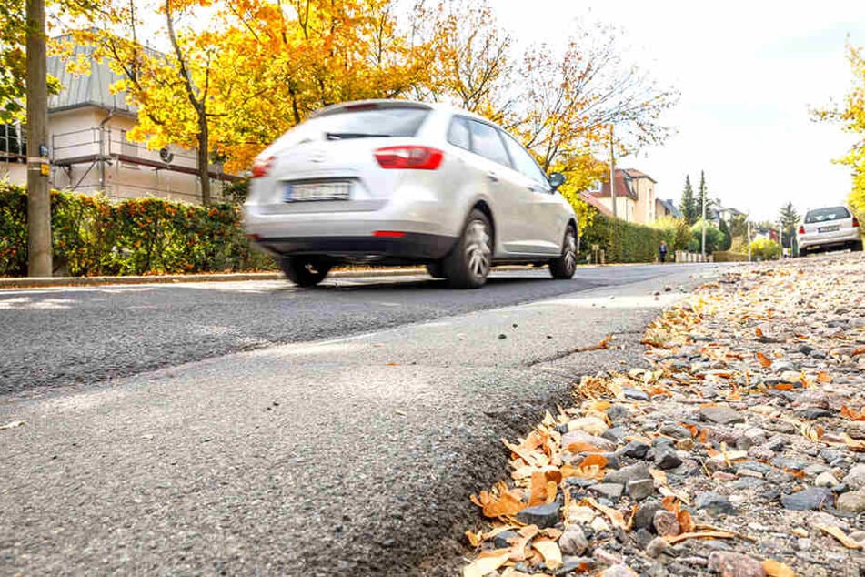 Wie hier auf der Südhöhe bildeten sich durch die Sommerhitze auf vielen Straßen Dellen und Rillen im aufgeweichten Asphalt.