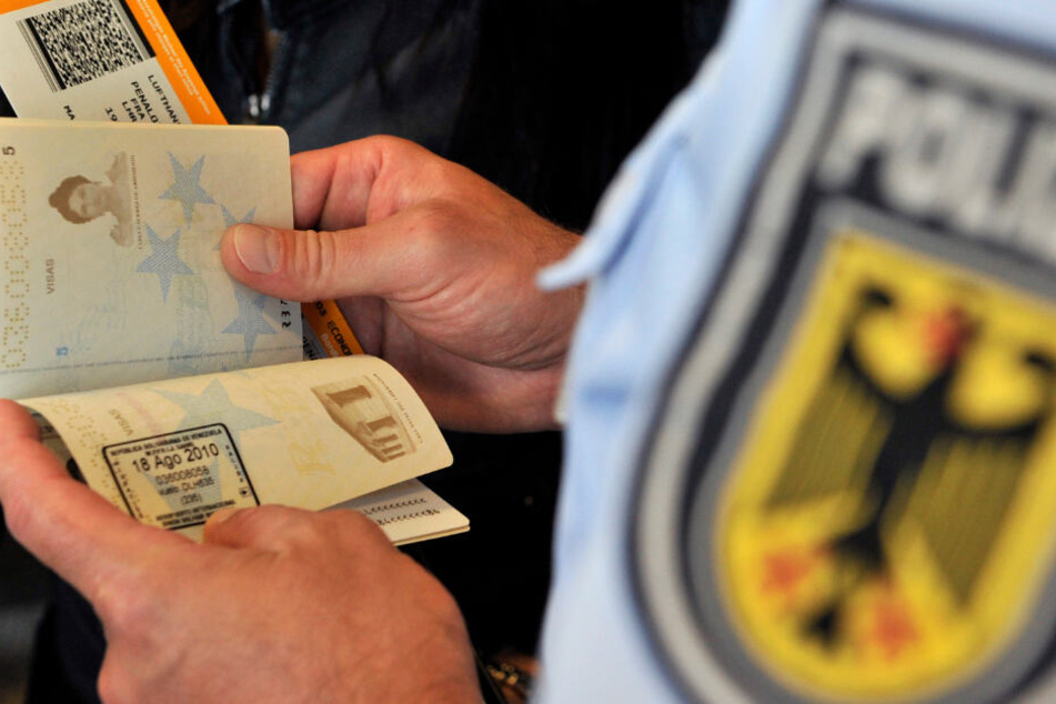 Bei der Passkontrolle fiel der Schmuggel auf. (Symbolbild)