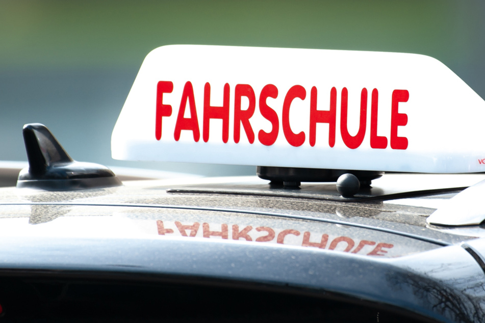 Die Fahrschule dürften die beiden Prüflinge jetzt wohl länger besuchen müssen, als erhofft. (Symbolbild)