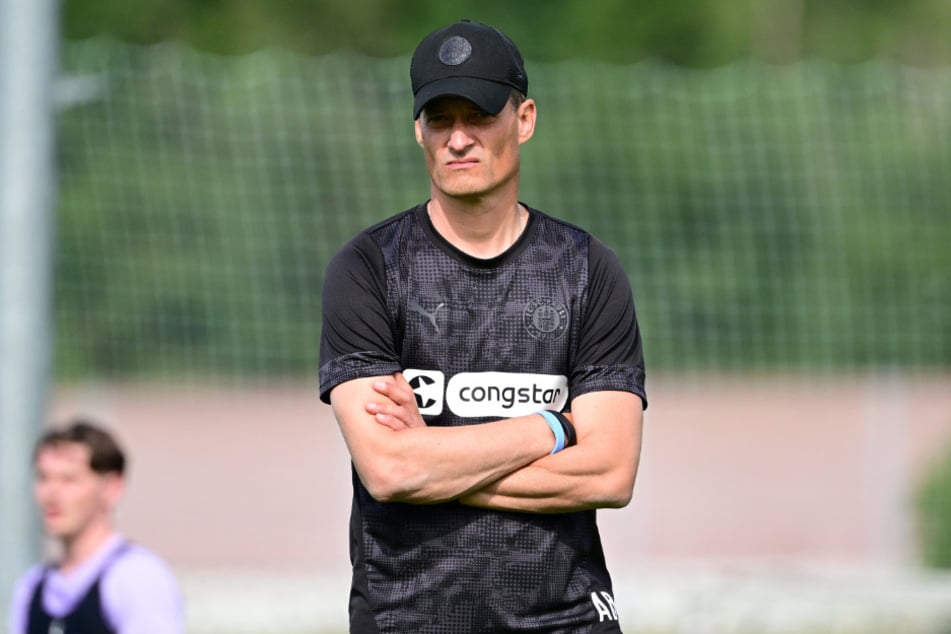 Kritischer Blick: St.-Pauli-Trainer Alexander Blessin (52) beäugt die Trainingseinheiten ganz genau.