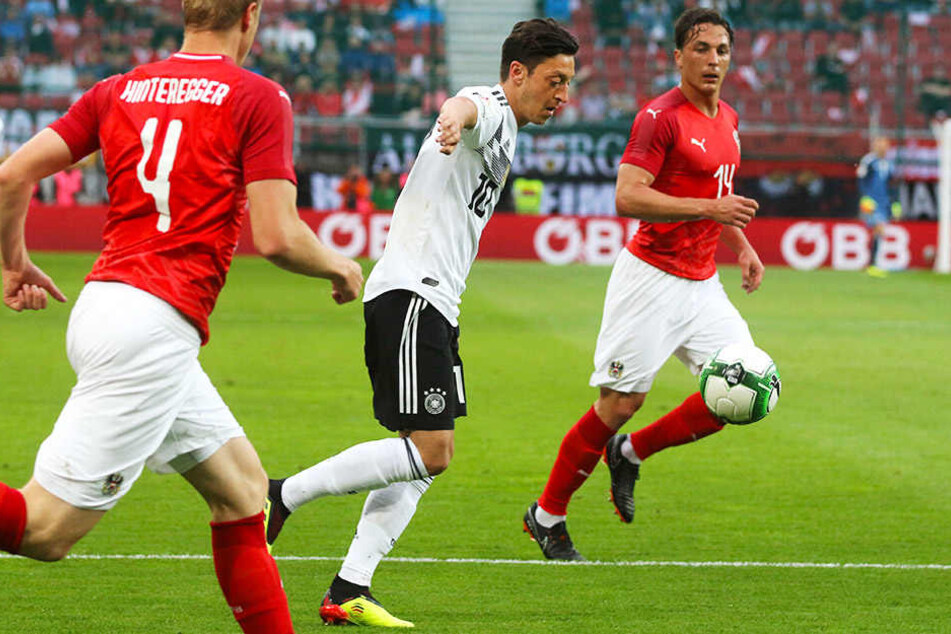 Wurde bei der 1:2-Niederlage in Österreich ausgepfiffen: Mesut Özil (m.).
