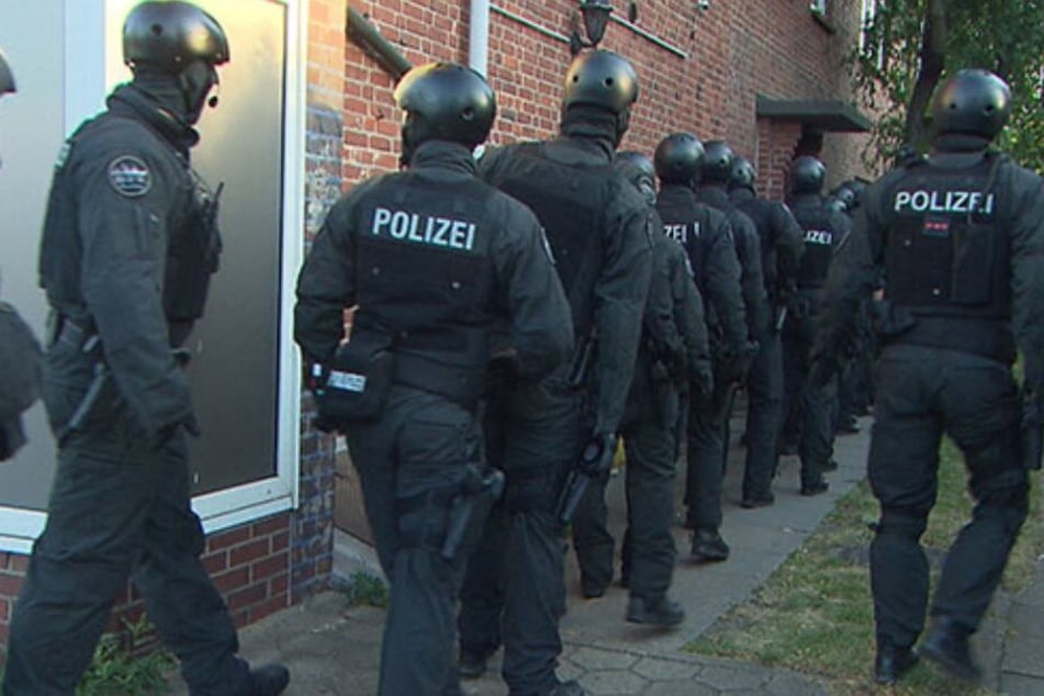 Zahlreiche Einsatzkräfte stürmten das Mehrfamilienhaus.