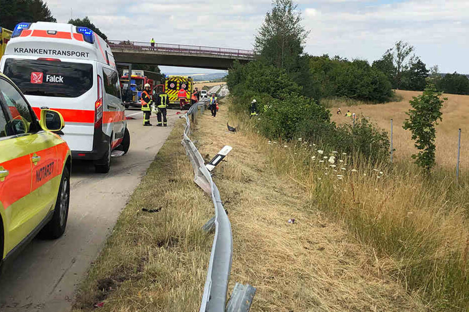 Das Auto durchbrach die Leitplanke.