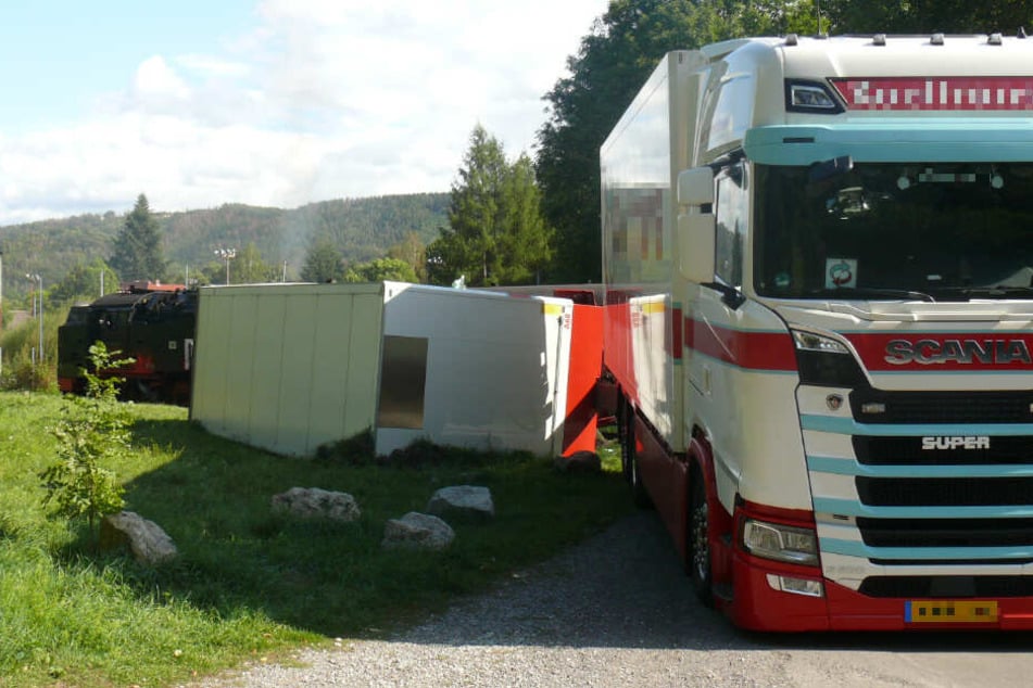 Am Bahnübergang Bielsteinchaussee in Wernigerode übersah der Lkw-Fahrer die Harzer Schmalspurbahn.