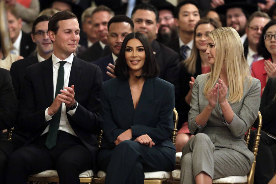 Kardashian-West (Mitte) gehört zu einer Gruppe Prominenter und Aktivisten, die mit US-Präsident Trump über eine Reform der US-Strafjustiz diskutiert hatten.