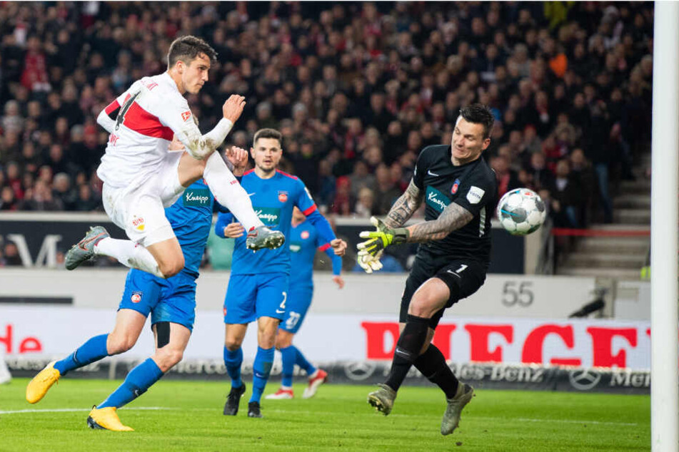Marc Oliver Kempf (l) vom VfB Stuttgart macht das Tor zum 1:0 gegen Torwart Kevin Müller (r) vom 1. FC Heidenheim.