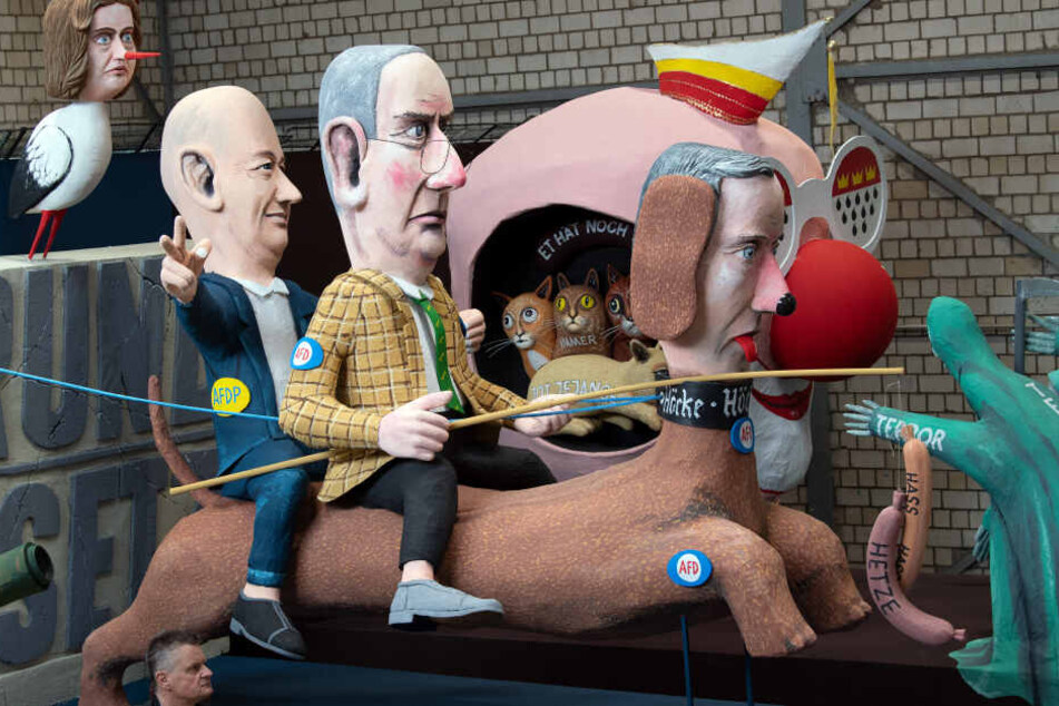 Ein Motivwagen für den Rosenmontagszug in Köln 2020.