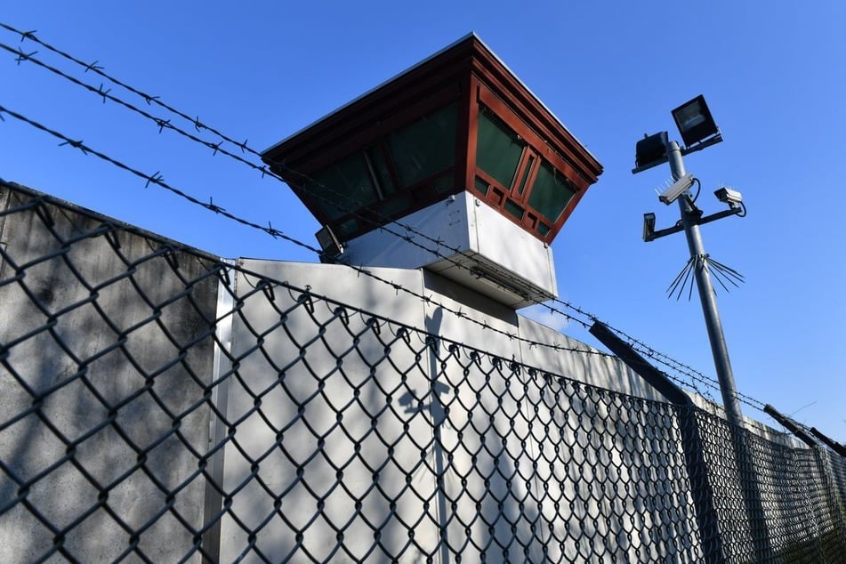 In der JVA Tegel soll die mutmaßliche Affäre zwischen der ehemaligen Psychologin und dem Häftling begonnen haben. (Archivfoto)