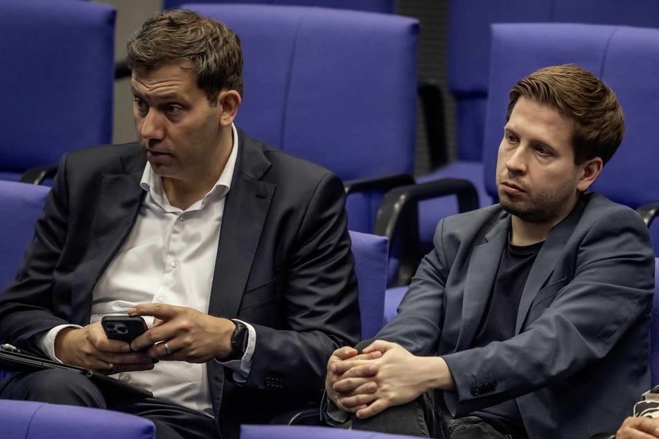 Lars Klingbeil (46, l.) und Kevin Kühnert (34, beide SPD) kritisieren die FDP-Vorschläge für Sozialkürzungen scharf.