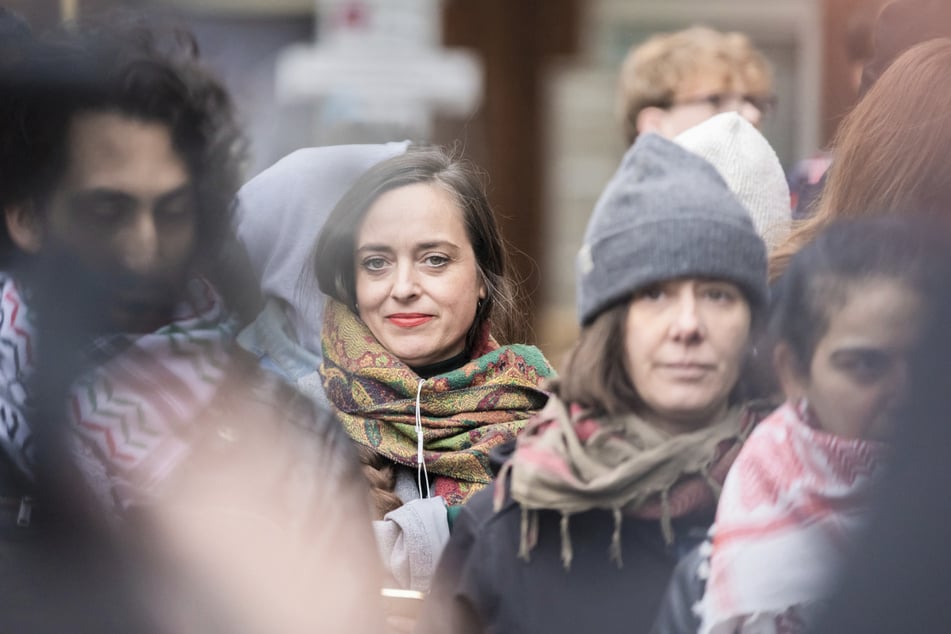 Berlin: Linksradikale ziehen gegen Elif Eralp auf die Straße - Emde mittendrin