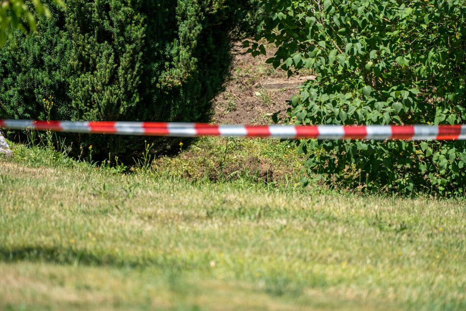Anlass zur Sorge für die Gesellschaft vor Ort besteht den Angaben zufolge nicht. Jedoch ist nach wie vor unklar, wie das Loch zustande gekommen ist.