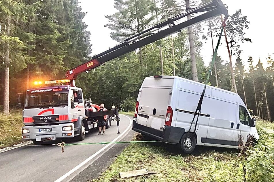 Das verunfallte Fahrzeug musste wieder auf die Straße gezogen werden.