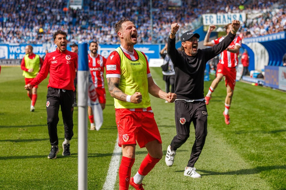 Cottbus eroberte vor einer Woche nicht nur das Ostseestadion, sondern auch Platz drei der 3. Liga zurück. An der Spitze der Freibeuter: Timmy Thiele (33, in gelb) und Pele Wollitz (59, r.).