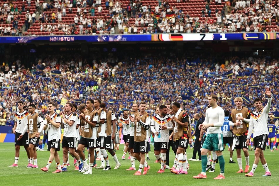 Die deutsche Nationalmannschaft lässt sich nach dem 7:1-Erfolg vollkommen zurecht feiern.