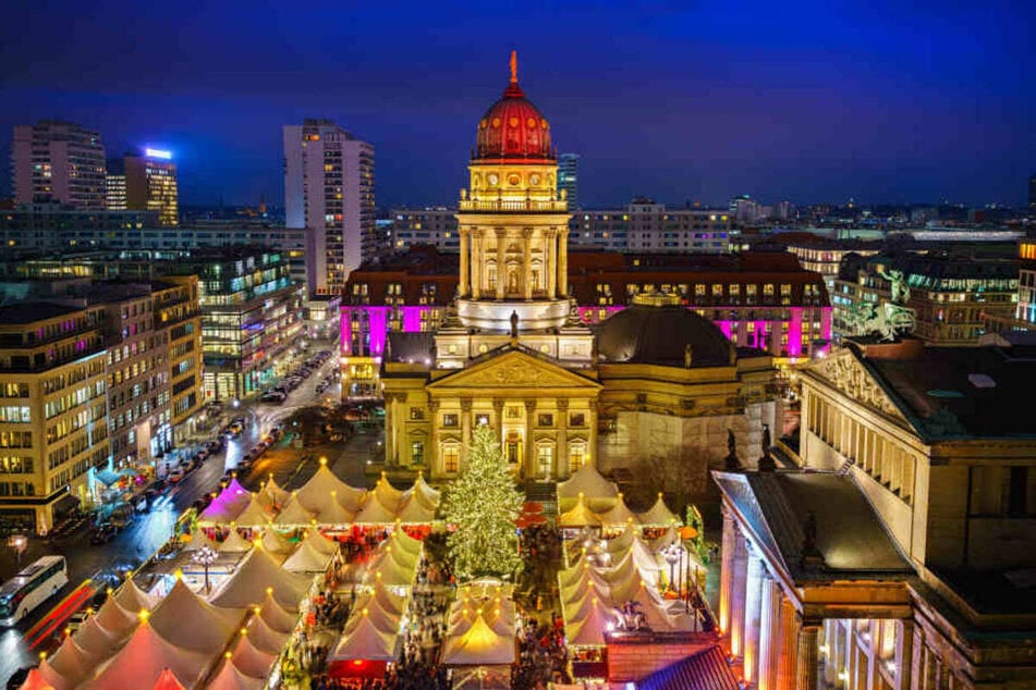 Der Weihnachtsmarkt funkelt zwischen den beiden Domen und dem Konzerthaus.