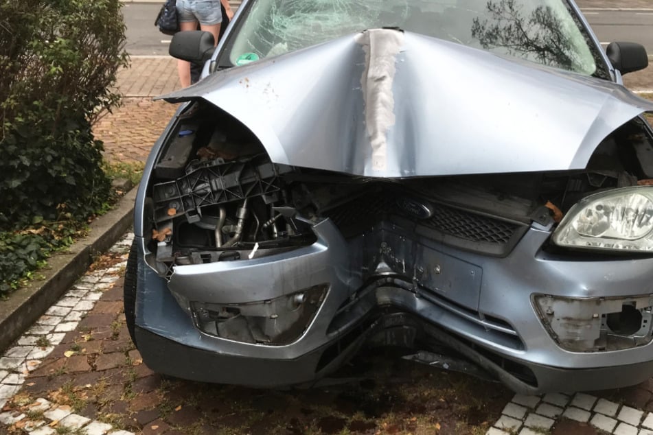 Das Foto zeigt das Autowrack in der Gaustraße in Worms. Der Wagen donnerte frontal gegen eine Laterne.