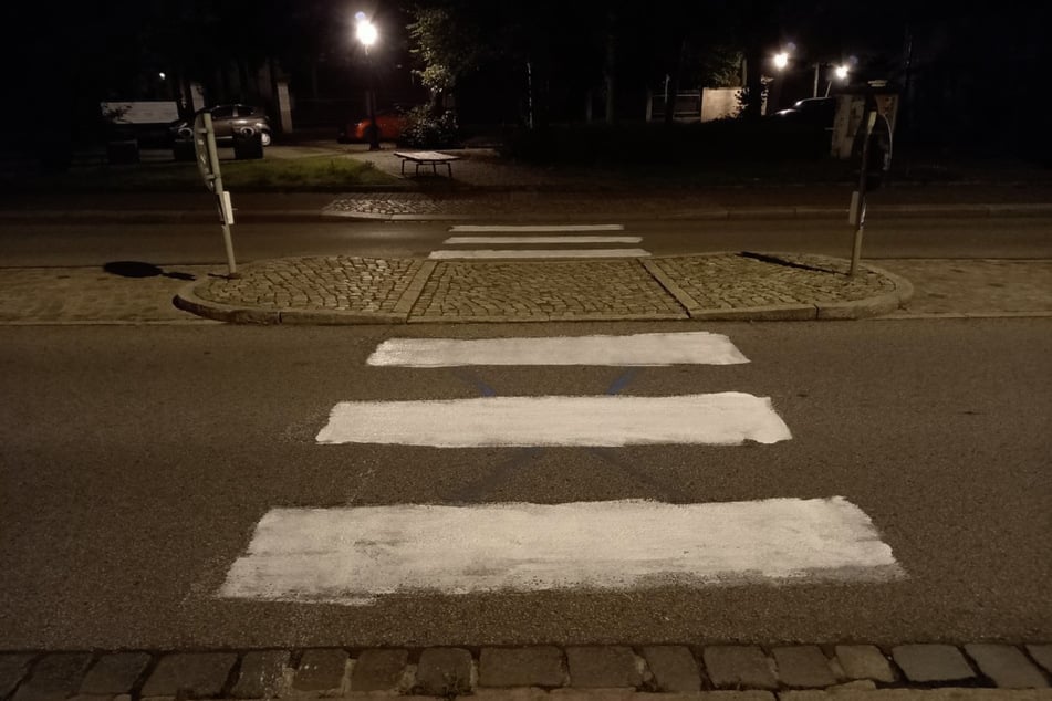 Auf den ersten Blick ist schon zu erkennen, dass es sich hierbei um keinen echten Zebrastreifen handelt.