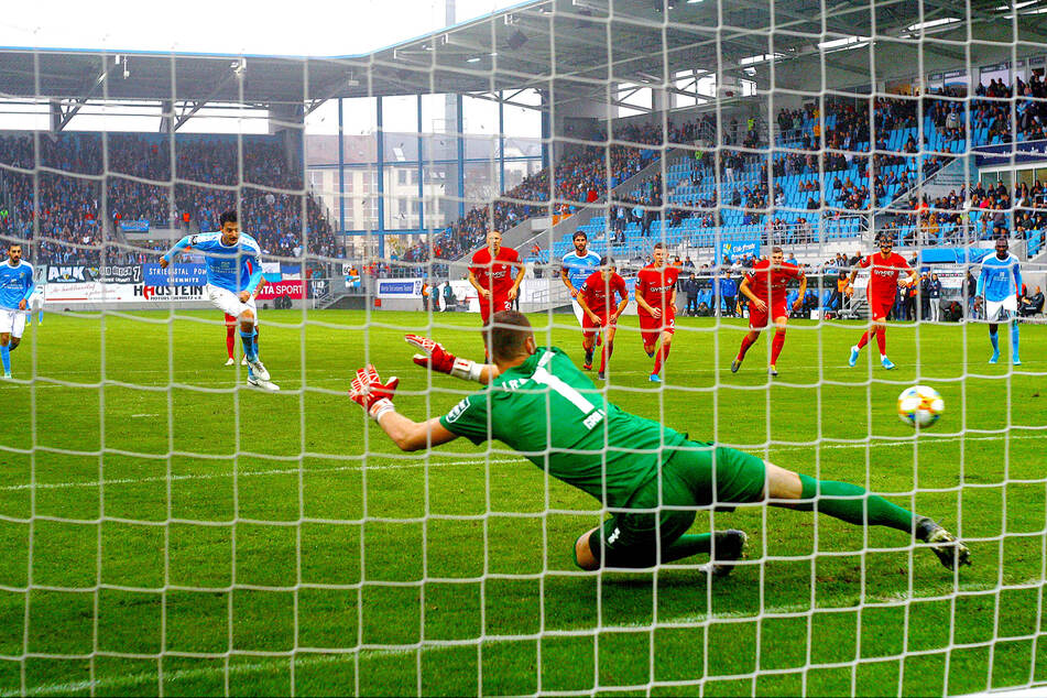 18 Tore nach Standards - damit ist der CFC Liga-Spitzenreiter! Achtmal traf der Club vom Elfmeterpunkt. Hier lässt Philipp Hosiner (l.) Kaiserslauterns Torhüter Lennart Grill keine Chance.