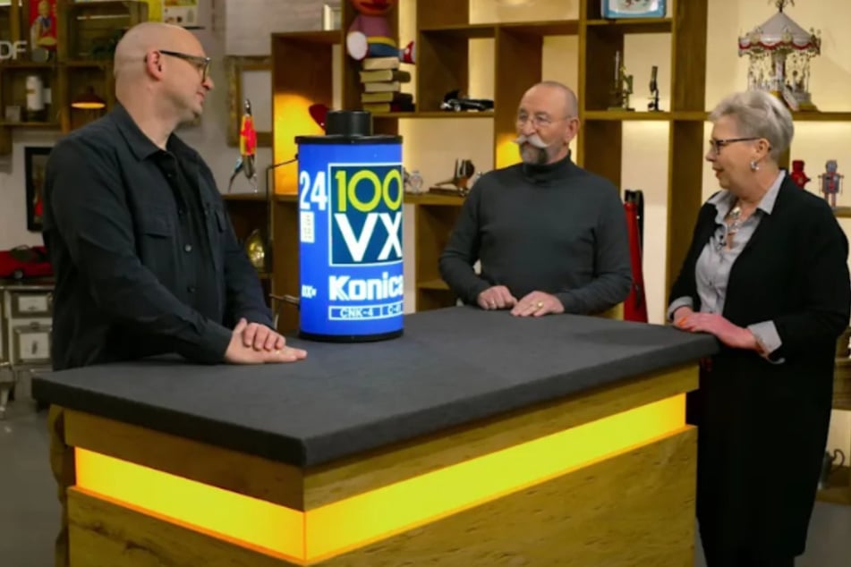 Beate aus Landberg am Lech möchte bei "Bares für Rare" eine Leuchtreklame aus ihrem alten Fotogeschäft verkaufen.