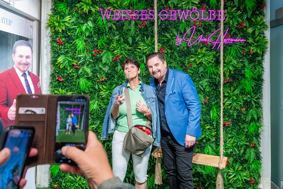 Mit jeder Dame der Reisegruppe posiert Uwe Herrmann für ein Selfie.