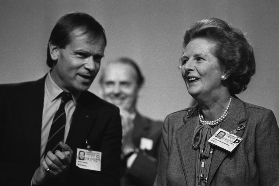 Premierministerin Margaret Thatcher mit Jeffrey Archer, dem stellvertretenden Vorsitzenden der Konservativen Partei im Jahr 1986.