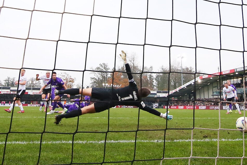Der 1:0-Treffer für Verl. Aue-Keeper Martin Männel streckte sich vergeblich zum Ball.