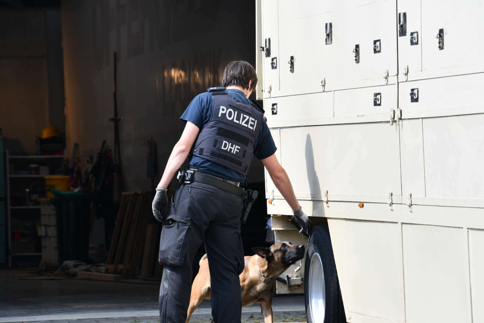 Bei der Razzia in Euskirchen und Heinsberg kamen auch Drogenspürhunde zum Einsatz.