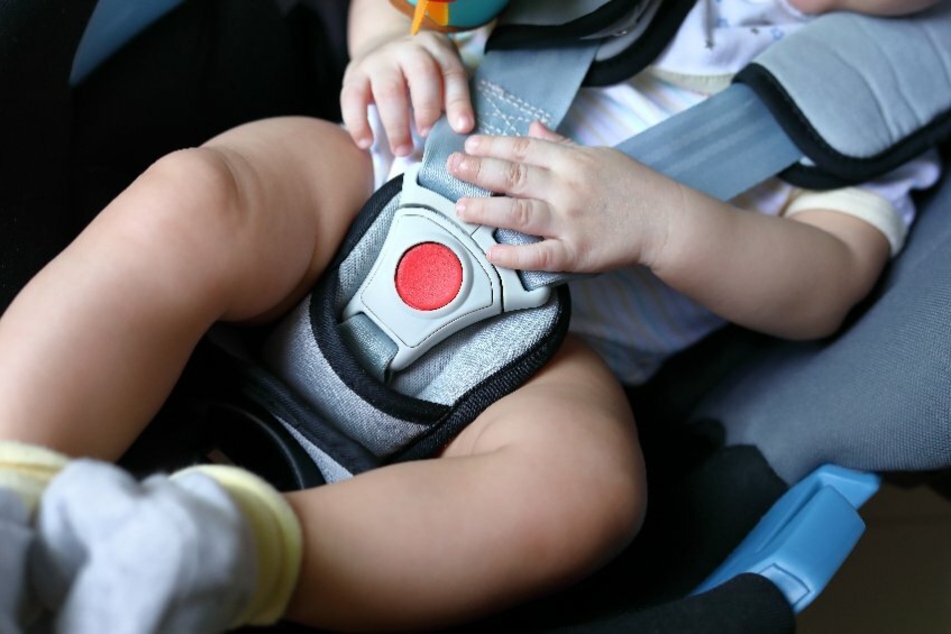 Das Baby und das zweijährige Kind konnten noch rechtzeitig von den Einsatzkräften aus der Hitzefalle Auto befreit werden. (Symbolfoto)