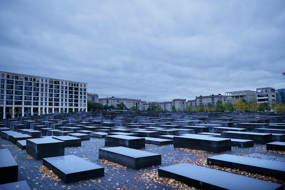 Berlin: Holocaust-Mahnmal mit Spikeschuhen zerkratzt: Wachschutz reagiert sofort
