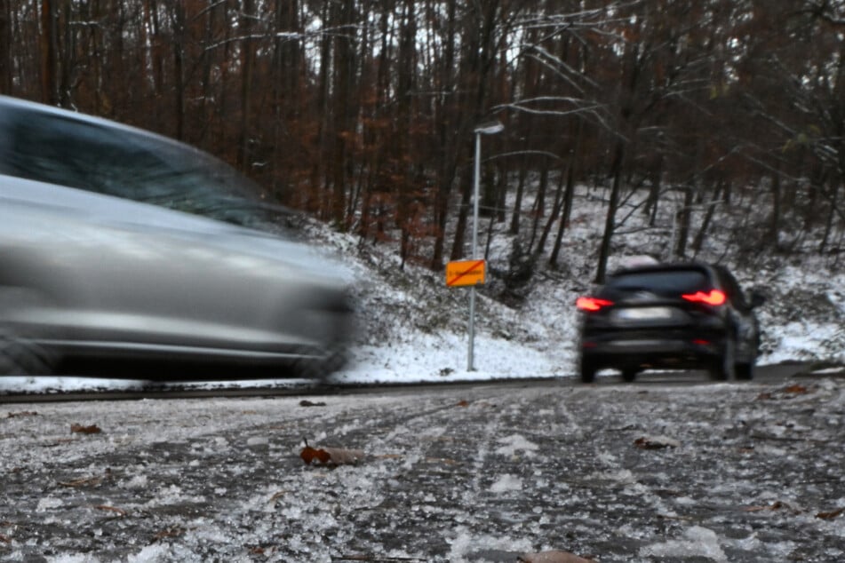 In den Nächten und frühen Morgenstunden müssen Autofahrer in Hessen mit glatten Straßen rechnen. (Symbolbild)