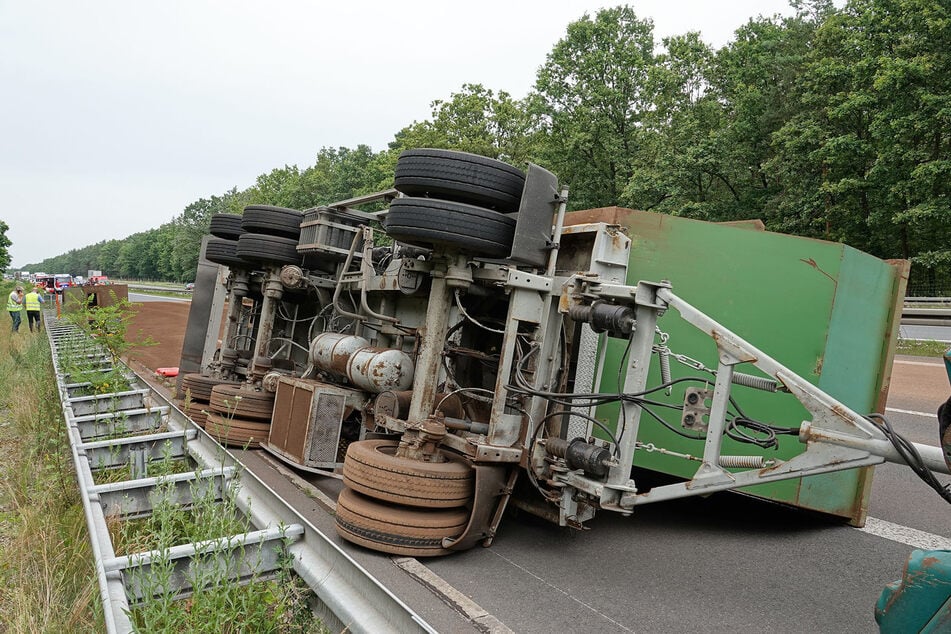 Der Volvo-Laster geriet auf der A13 ins Schleudern und der Anhänger kippte um.