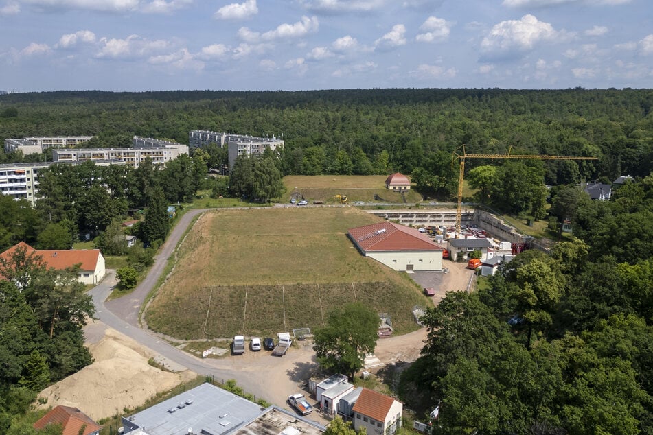 Hier beginnt die Heideleitung: Blick auf den im Hügel "versteckten" Hochbehälter an der Fischhausstraße, der vom Wasserwerk Hosterwitz gespeist wird.