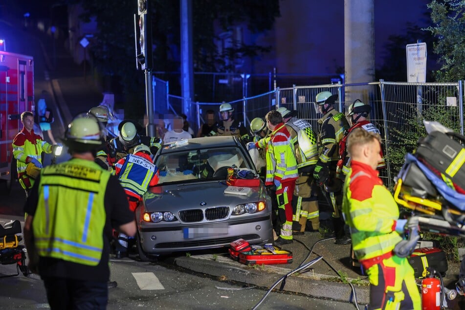 Bei einem schweren Unfall in Solingen wurden vier Personen verletzt. Zwei von ihnen mussten aus dem Auto geschnitten werden.