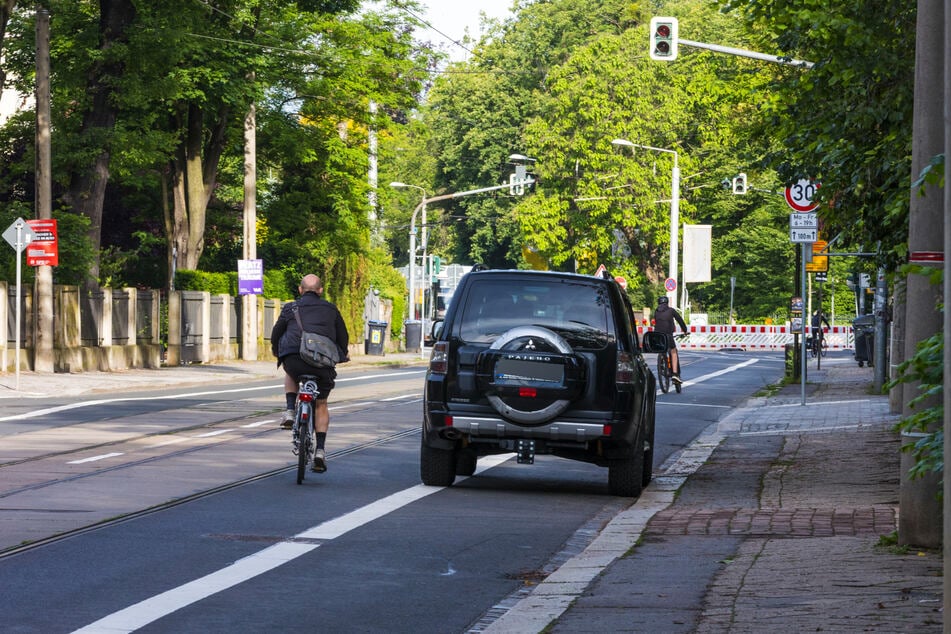 Ärgerlich: Trotz durchgezogener Linie blockiert ein Auto den Radweg auf Loschwitzer Straße.