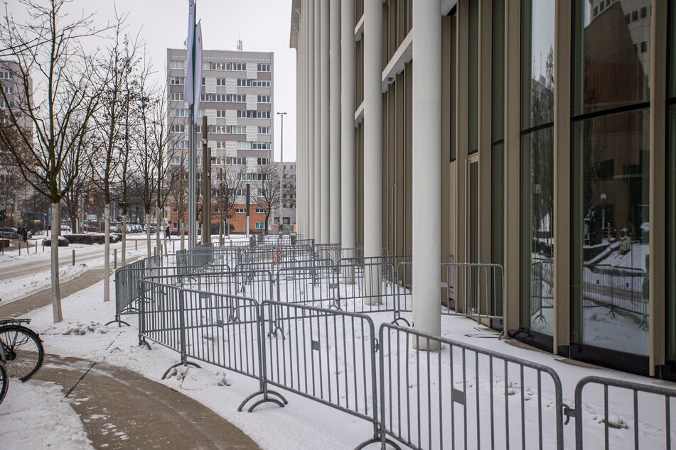 Gittergarten - damit der Baupfusch niemandem auf den Kopf fällt.
