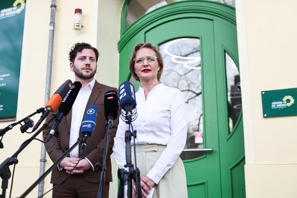 elix Banaszak, Bundesvorsitzender von Bündnis 90/Die Grünen, und Franziska Brantner, Bundesvorsitzende von Bündnis 90/Die Grünen, geben eine Pressekonferenz als Reaktion auf die Sondierungsgespräche zwischen Union und der SPD.