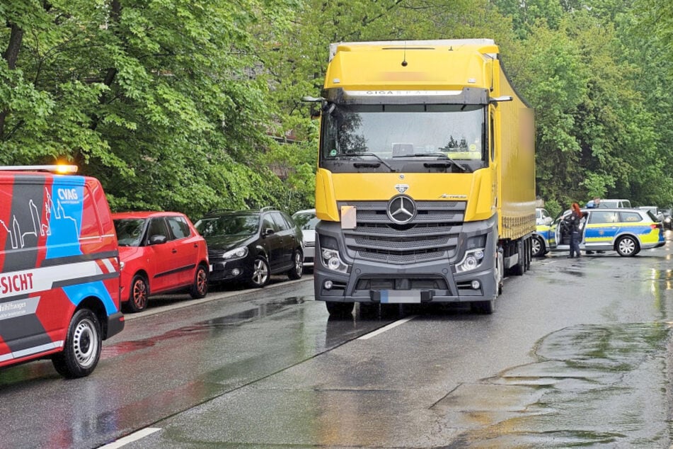 Der Fußgänger sei auf die Straße gelaufen und wurde vom Lkw erfasst.