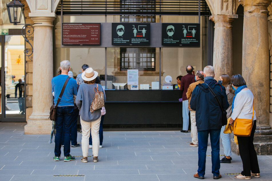 Besucher stehen im Innenhof des Residenzschlosses an, um das Historische Grüne Gewölbe zu sehen. Das Historische Grüne Gewölbe Dresden hat erstmals seit dem spektakulären Einbruch im November 2019 wieder geöffnet.