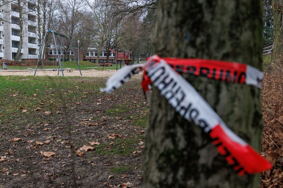 Auf einem Spielplatz in Bielefeld-Baumheide verstarb ein 18-Jähriger an schweren Gesichtsverletzungen.