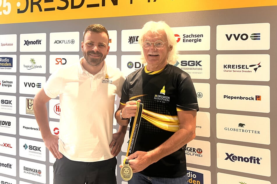 Sebastian Zehe (36, l.) und Claus Lippmann (71) haben jetzt den Hut beim Dresden-Marathon auf.