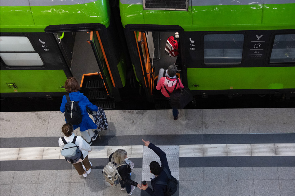 Job verfehlt? Zugbegleiter drängt Frau aus FlixTrain auf Bahnsteig