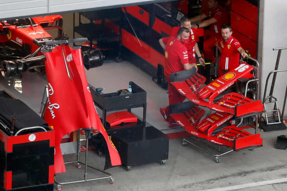 Techniker arbeiten am Auto von Sebastian Vettel aus Deutschland vom Team Ferrari.